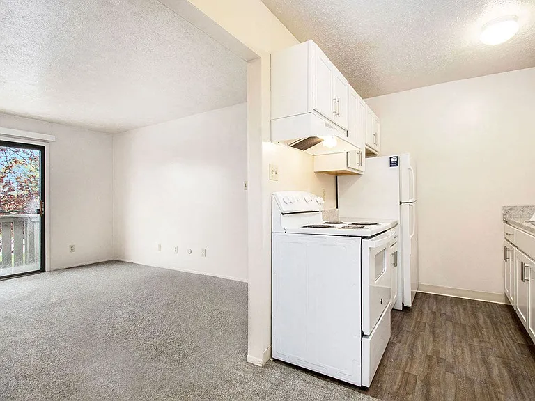 Hickory Village Apartments — Photo 58