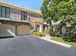 5 The Court Of Overlook Blf, Northbrook, IL