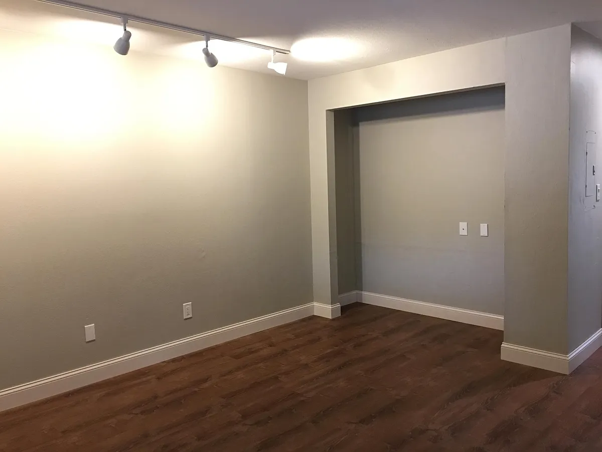 Building Photo - 2509 Wheeler Ave #B