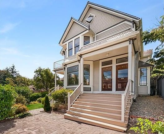 Duplex with tons of character