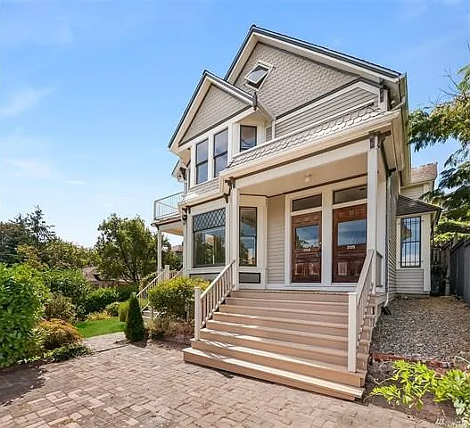 Duplex with tons of character
