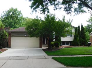 2208 Niagara Dr, Troy, MI 48083