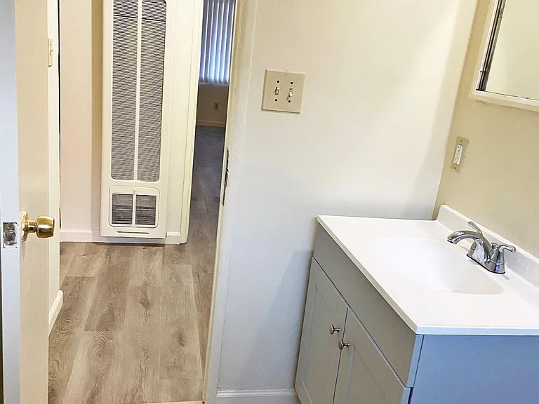 1902 W El Segundo Blvd #6 — Photo 8