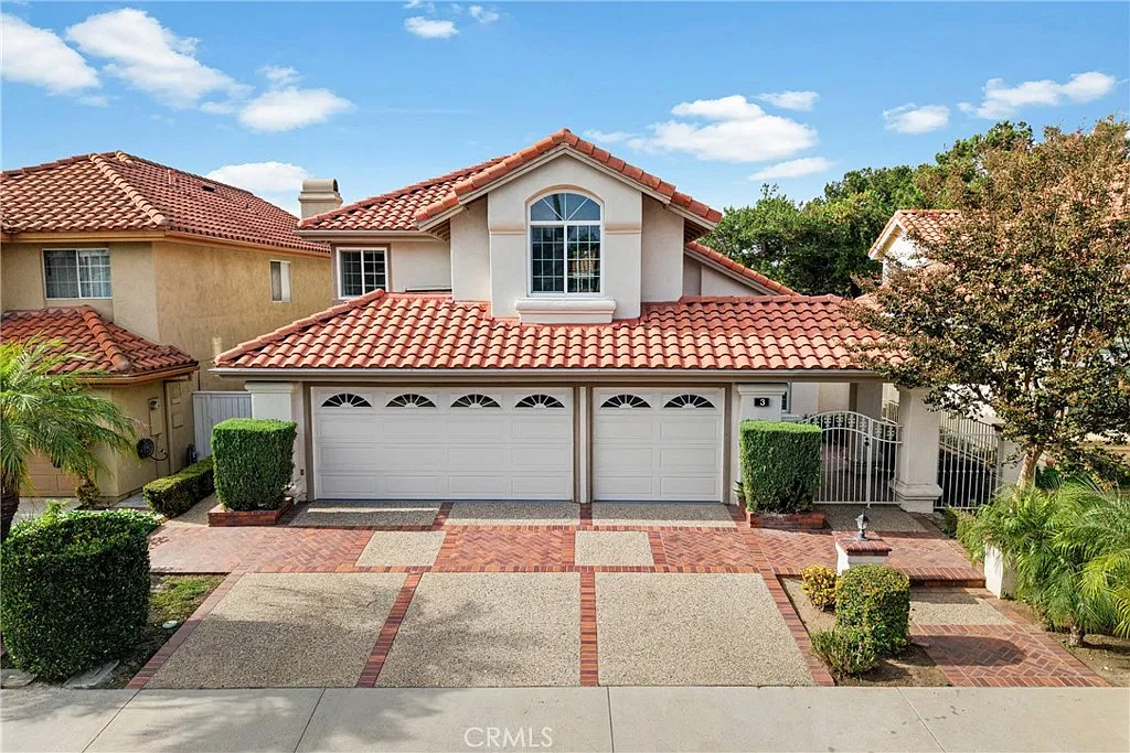 5 bed, 2817 sqft, $7,400 — Photo 1