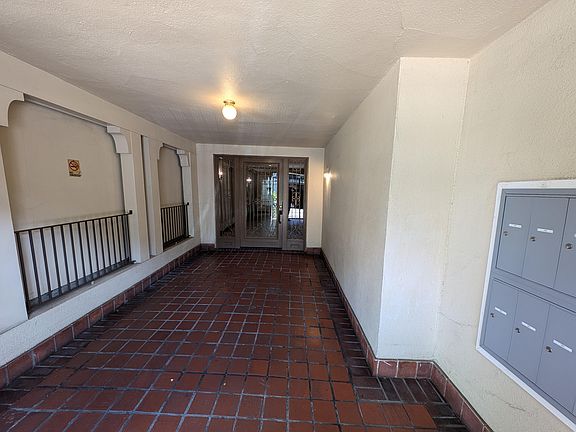 2nd image of 3040 Franklin St #103
