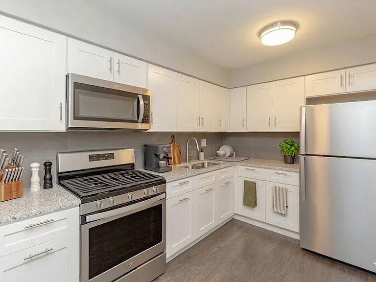 Victory Park Apartments — Photo 8