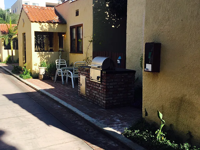 Bakman Ave — Photo 15