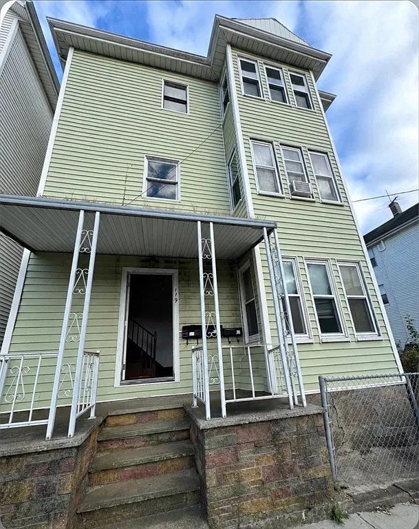 3 bed, 1.0 bath, 1050 sqft, $2,000 — Photo 3