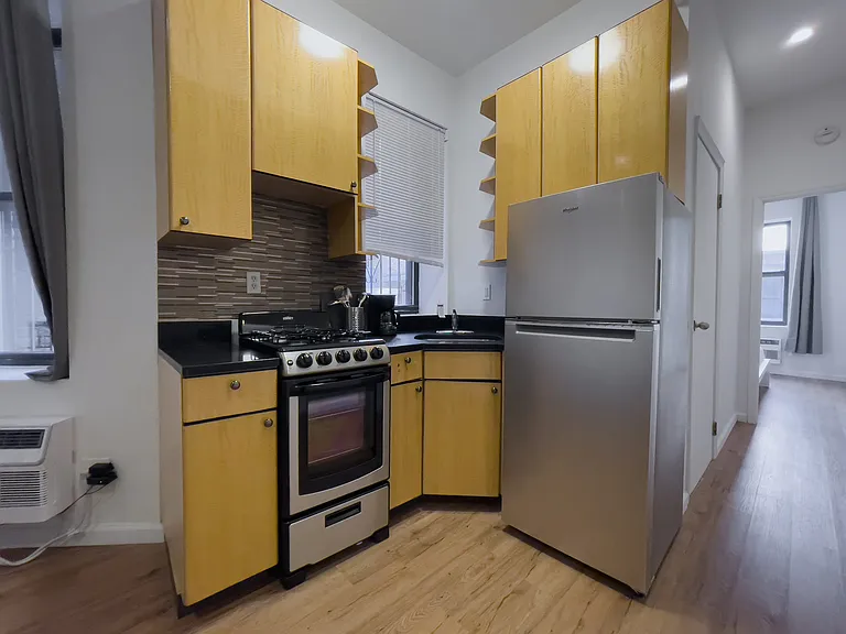 407 W 51st St #1E — Photo 2