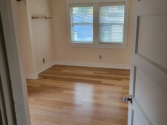 4th image of 3915 N Vancouver Ave