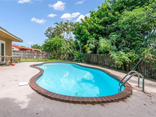 330 NW 195th Ter, Miami Gardens, FL 33169