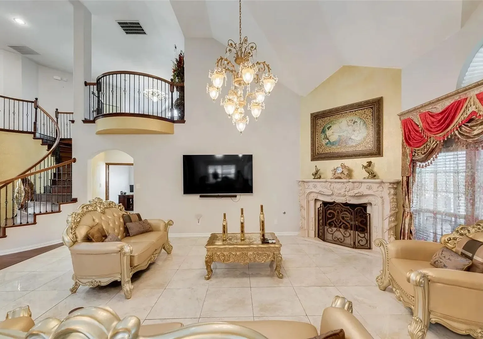 Spacious 7-Bedroom Home with 2 Refrigerators, Washer & Dryer — Photo 4