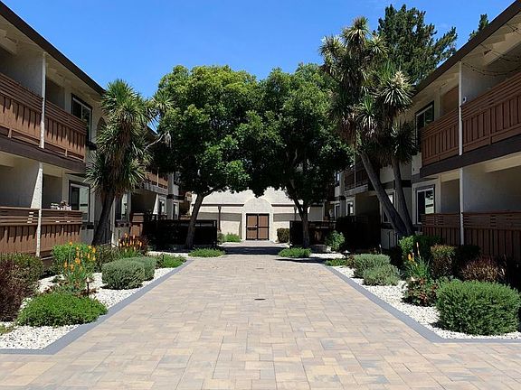 2nd image of 3730 Moorpark Ave #16