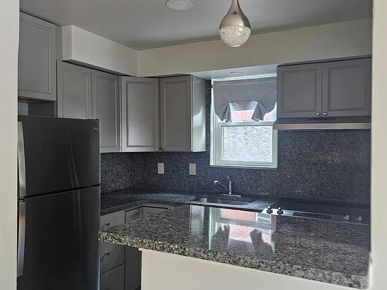 31 Saint Albans Ave #2 — Photo 4