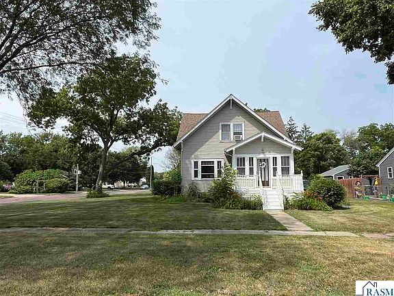 3rd image of 820 8th St S