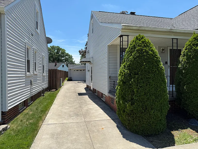 2701 Lincoln Ave — Photo 3