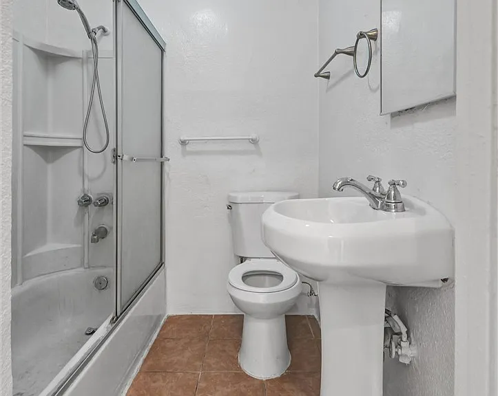 166 E 36th Pl — Photo 7