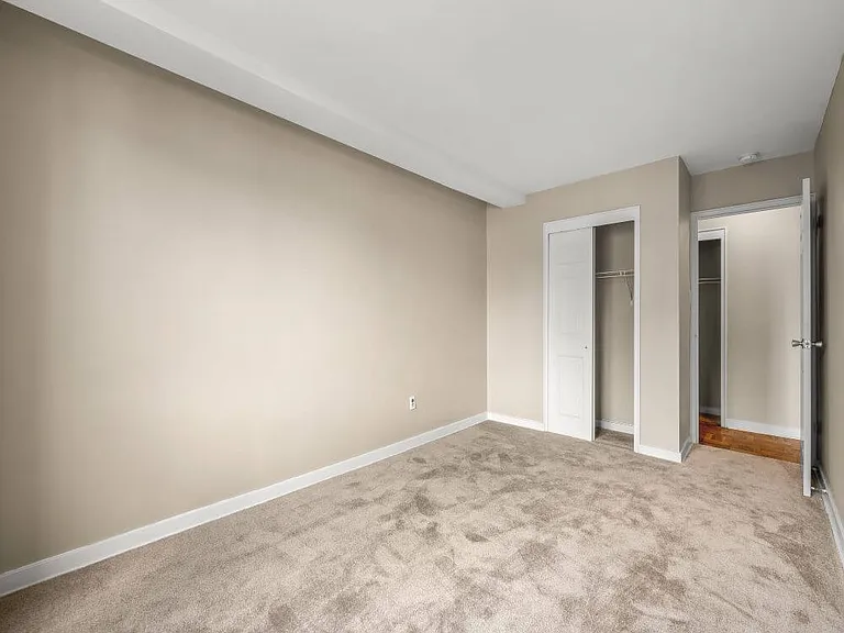 100-york-apartment-w305-6