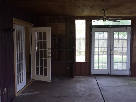 Enclosed patio. Can put window unit inside to cool off.