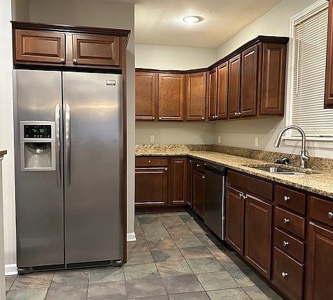 2nd image of 16633 Lomond Blvd