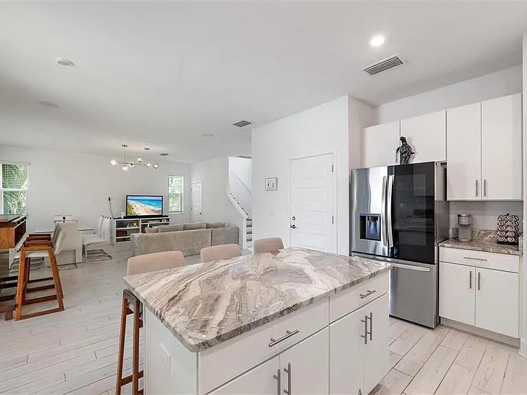 2587 Temple St — Photo 7