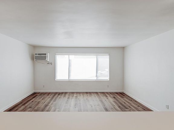 5th image of 7317 Haskell Ave #301