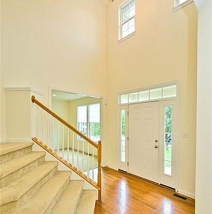 4th image of 102 Stirling Dr