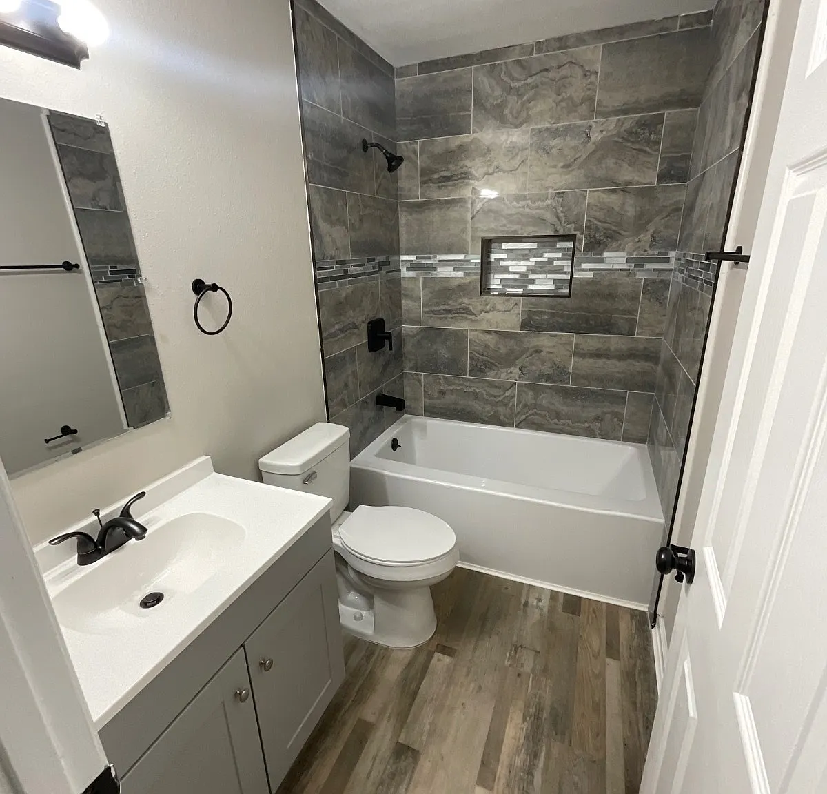 4 bed, 2.0 bath, 2100 sqft, $1,400 — Photo 3