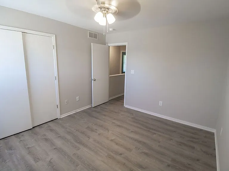 1413 Greensboro Dr — Photo 30