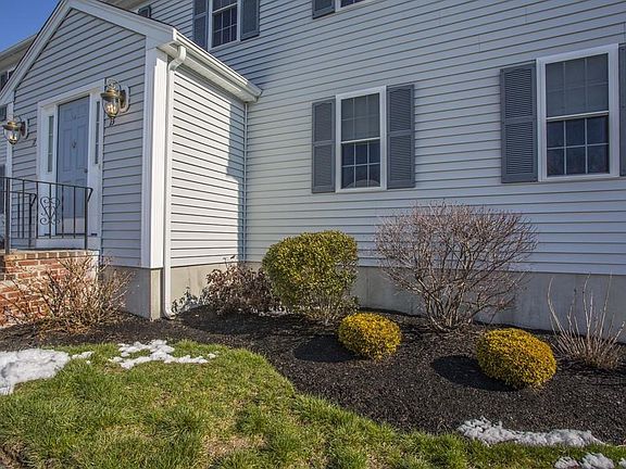 3rd image of 15 Oak Meadow Pl