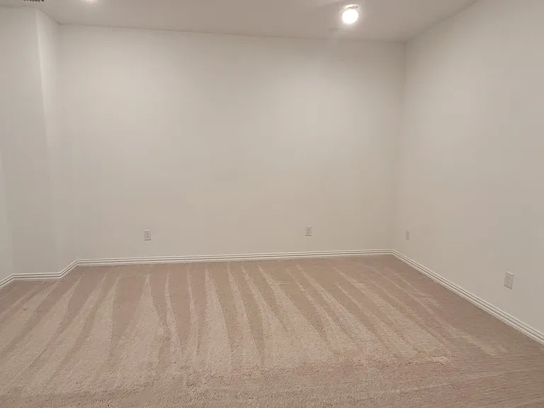 913 Rosebay Dr — Photo 10