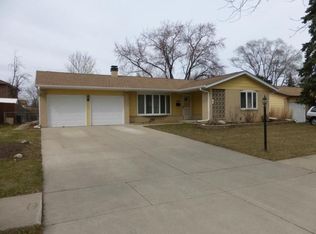 34 Avon Rd, Elk Grove Village, IL 60007