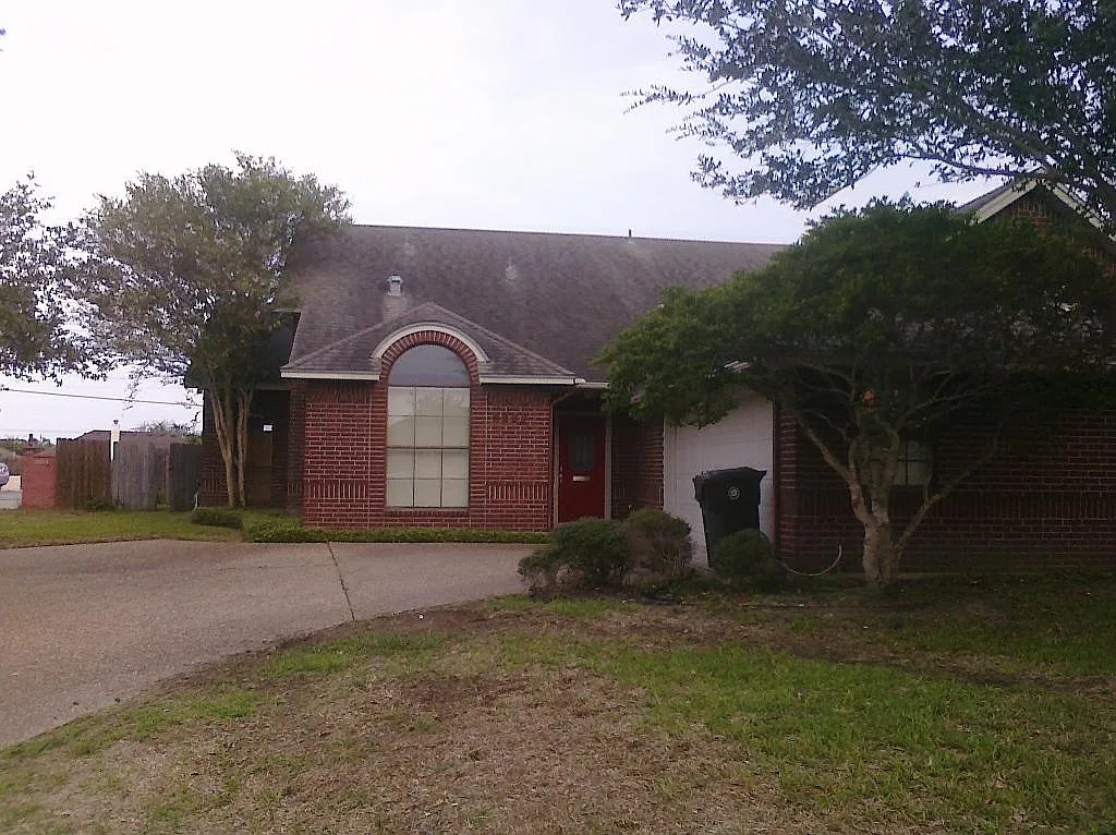 3 bed, 2.5 bath, 1960 sqft, $2,300 — Photo 1