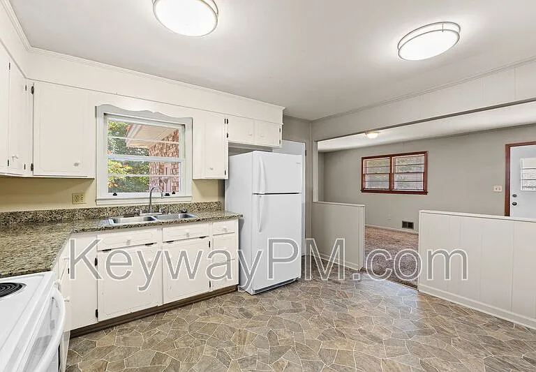 3301 Westmont Dr — Photo 9