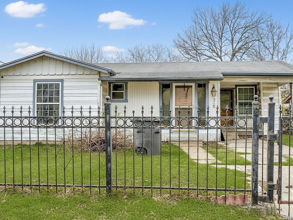 1st image of 318 VICKERS AVE