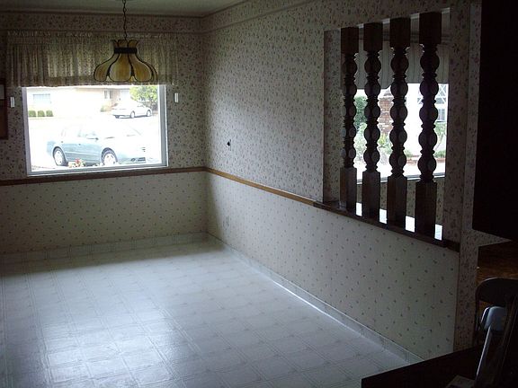 Huge Breakfast / Dining Area adjoins Kitchen and Den