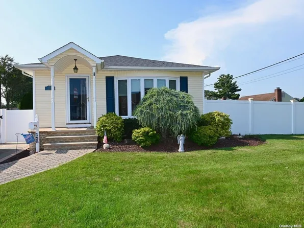 122 Nevada Street, Hicksville, NY 11801