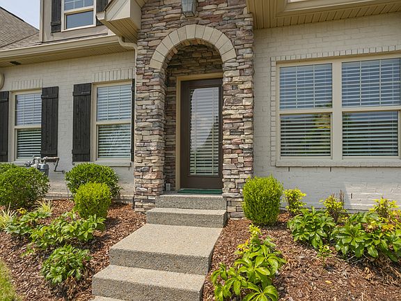 3rd image of 202 Glennister Ct