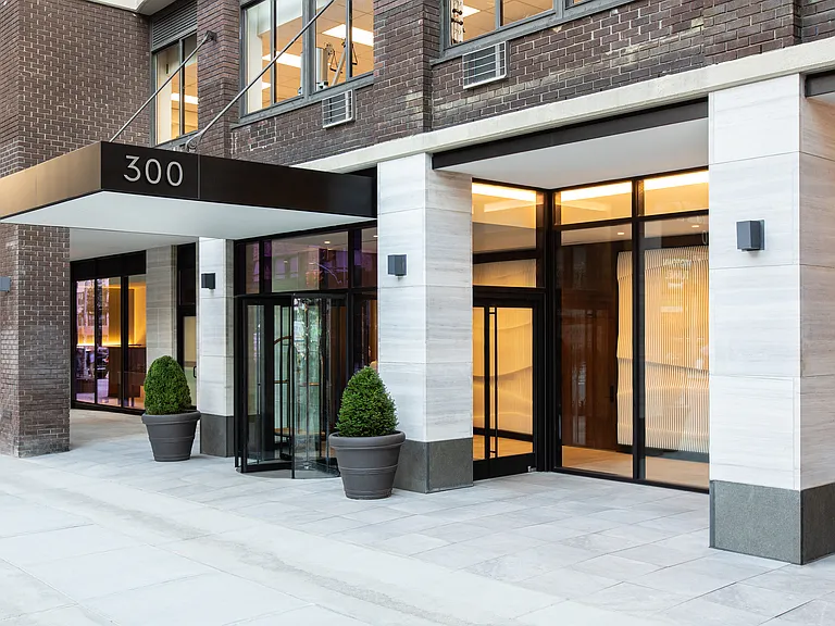 300 E 34th St #27K — Photo 11