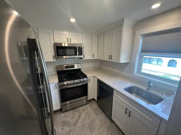 17 Byrnes St #1-2, Newport, RI 02840