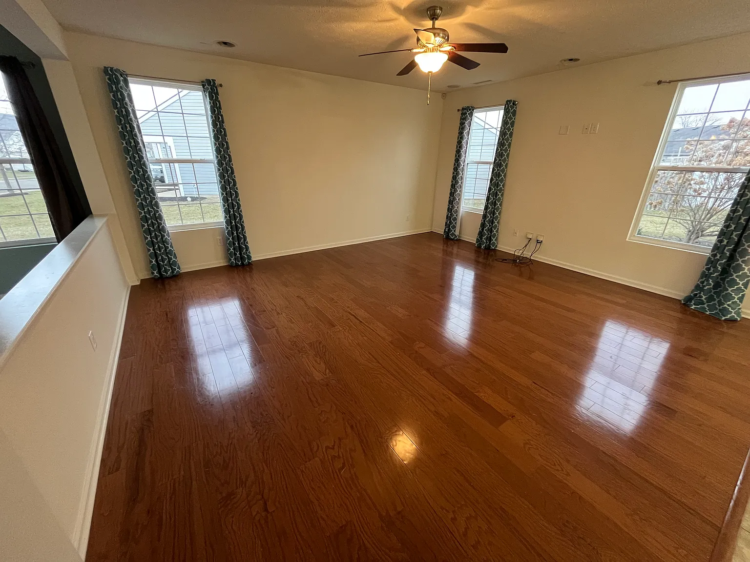 3 bed, 2.5 bath, 2652 sqft, $2,050 — Photo 2