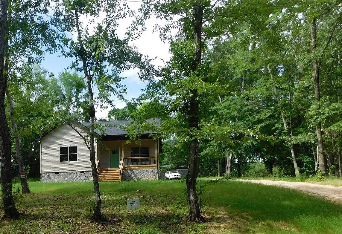 3 bed, 1185 sqft, $1,966 — Photo 1