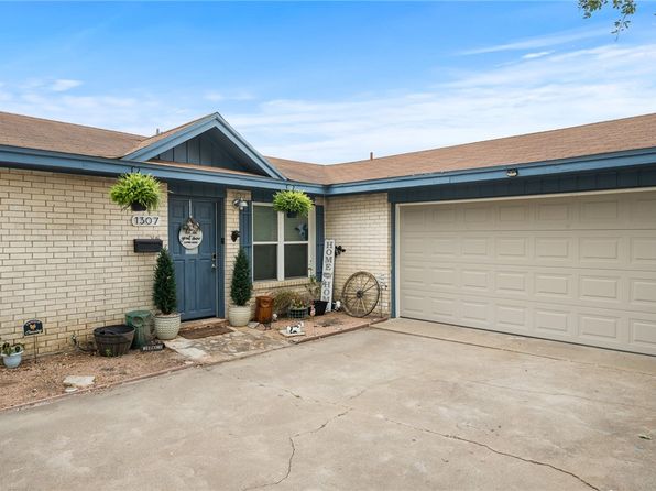 1307 W Palm Dr, Aransas Pass, TX 78336