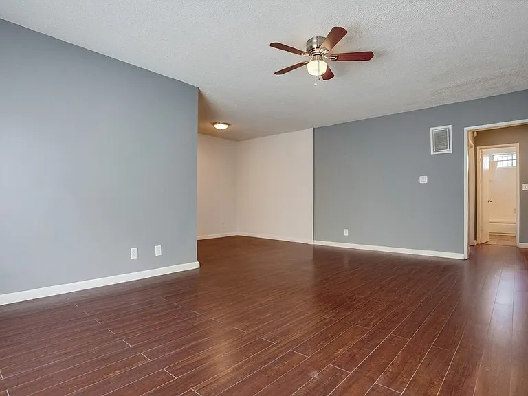 Gated, MidCentury MultiFamily Property near Metro Access and Victoria Park — Photo 14