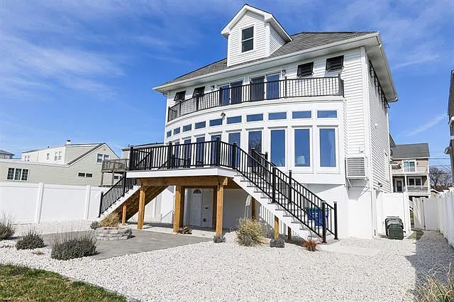136 Lincoln Dr — Photo 1