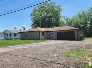 678 E Court St, Farmington, IL 61531