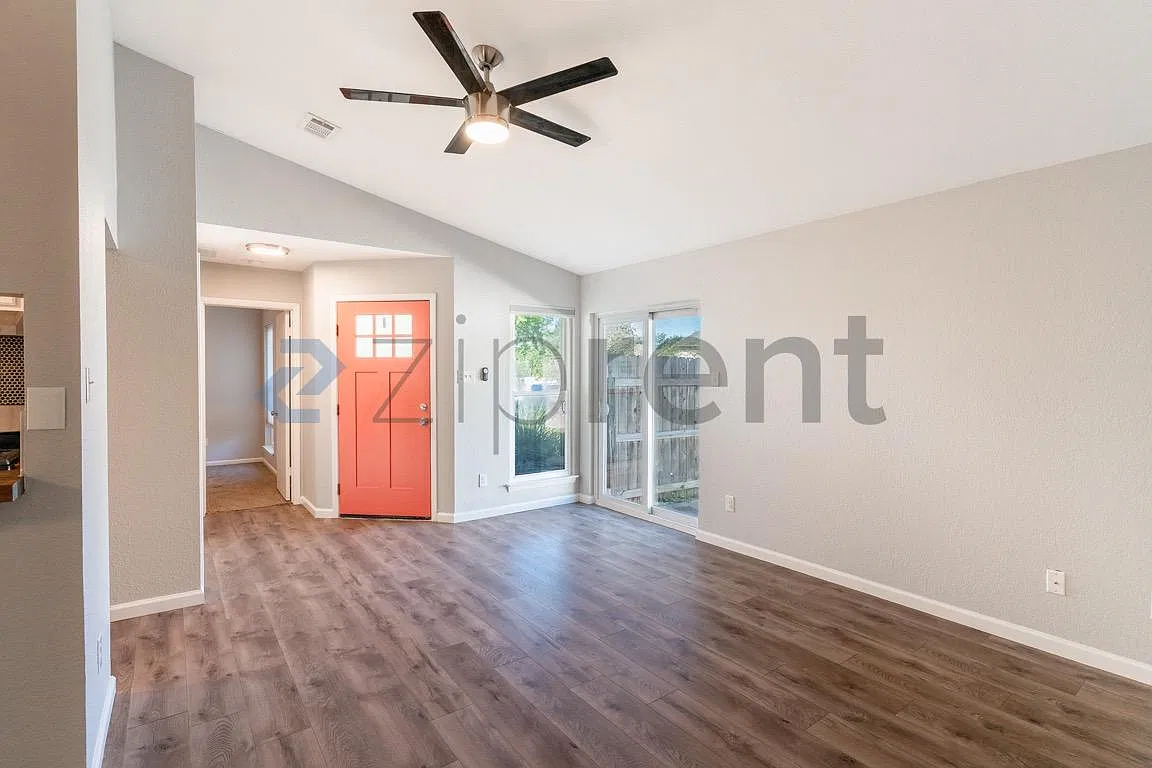 2 bed, 900 sqft, $1,800 — Photo 4