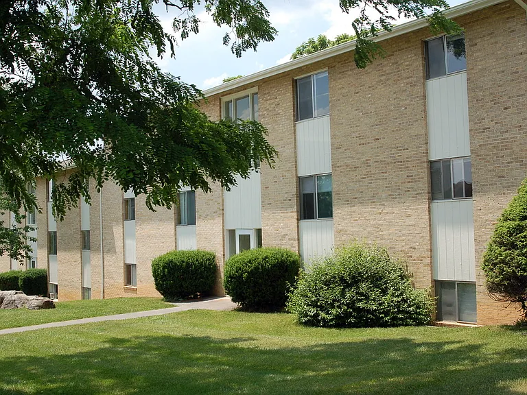 Apartment Heights — Photo 8