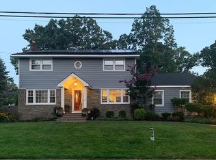 8 6th Ave, Smithtown, NY 11787