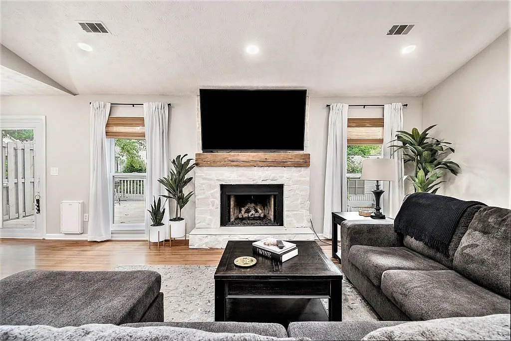 3 bed, 2.0 bath, 1575 sqft, $3,500 — Photo 1
